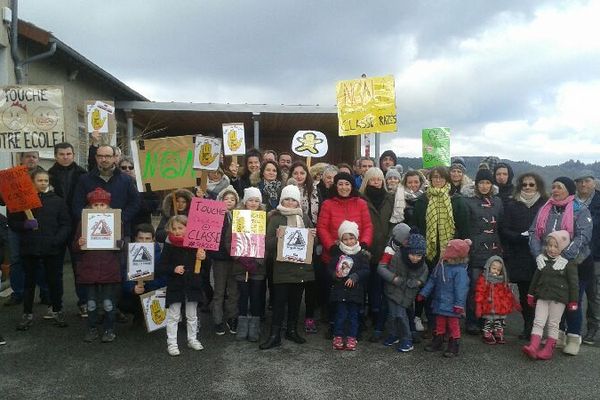 En ce dimanche après-midi, les parents d'élèves manifestent contre la menace d'une fermeture de classe à l'école de Razès.