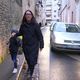 Adultes, enfants et voitures doivent partager une même route, faute de trottoirs. La sécurité est très douteuse rue Saint Hilaire. Ici, le jeune garçon est enfin serein après un parcours du combattant pour aller en classe.