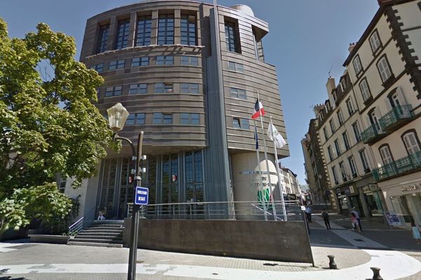 Puy De Dome Des Mineurs Isoles Etrangers Occupent Le Conseil Departemental A Clermont Ferrand