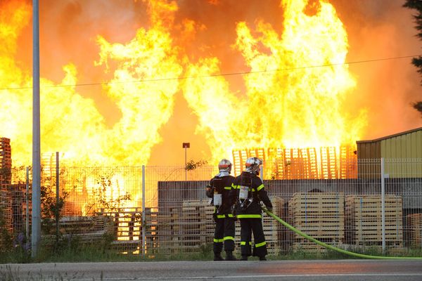 Feu sur un site de stockage de palettes dans la Loire