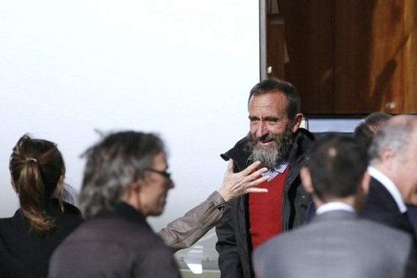 Daniel Larribe, souriant, à son arrivée à Paris.  