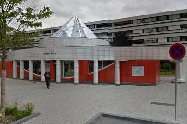 L'homme a dégradé des portes de métro dans la station Mairie de Mons