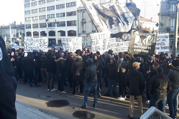 Une petite centaine d'Ultramarines se sont rassemblés, dimanche 4 février, pour protester contre ces gardes à vue.