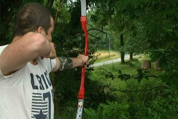 Lors des épreuves qui se tiennent près de Confolens (16), un archer se prépare à son tir sur une cible représentant un animal sauvage.