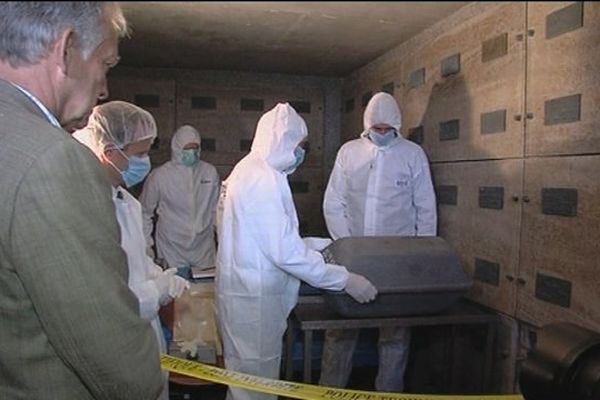 Un corps a été exhumé vendredi 13 septembre 2013 au cimetière allemand de Huisne-sur-Mer pour des tests ADN. Il pourrait s'agir d'un soldat canadien.