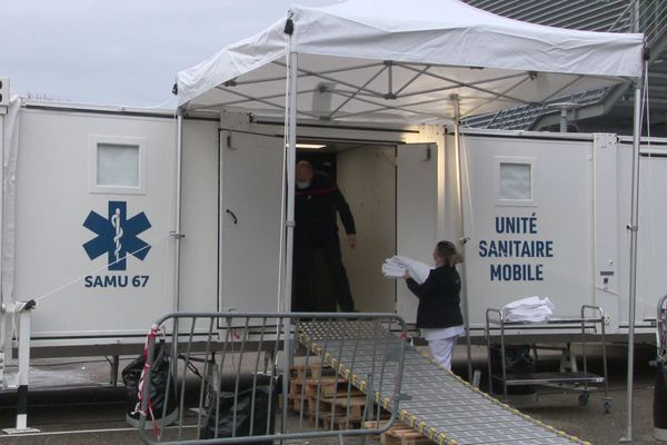 L'unité sanitaire mobile avait été installée devant le Nouvel hôpital civil de Strasbourg en décembre 2023.