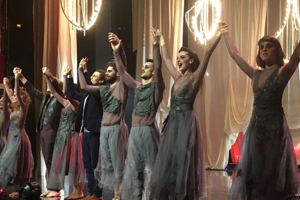 La troupe Des Souliers Rouges pièce présentée aux Folies Bergère à Paris.