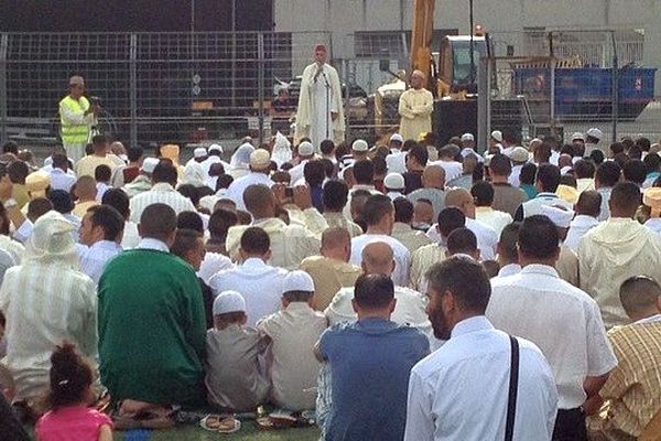 Montpellier - au moins 15.000 Musulmans ont célébré la fin du Ramadan sur la pelouse du stade annexe de La Mosson - 28 juillet 2014.