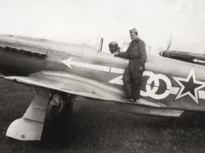 Dans le livre "Le général Louis Delfino, dernier commandant de Normandie-Niemen”, on peut découvrir la biographie complète de celui que l'on surnommait le footballeur-aviateur.