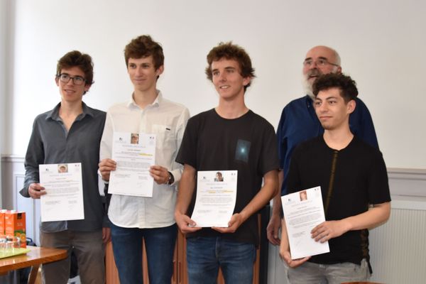 Les lauréats à la Bourse de voyage Zellidja exhibent fièrement le chèque qui leur a été remis