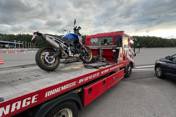 Le véhicule, une moto BMW F900, neuve, a fini à la fourrière.