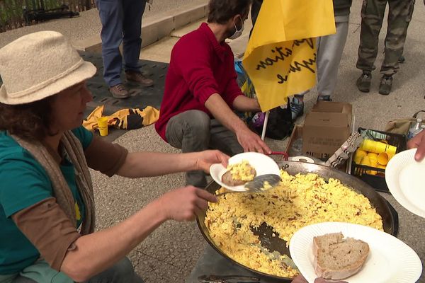 A Nîmes ce mercredi 13 avril 2022, une omelette géante pour s'opposer au décret de claustration.