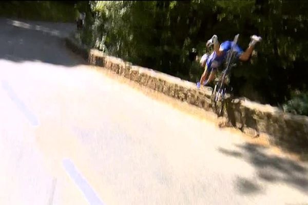 Le coureur est passé par dessus le parapet