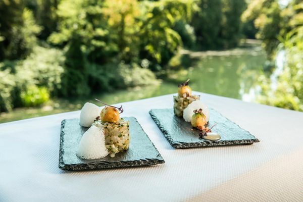 Des menus moins chers sont souvent servis le midi et permettent de faire un pas dans la haute gastronomie sans se ruiner.