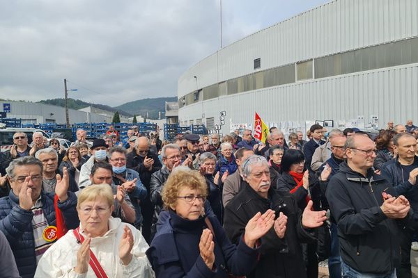 Les salariés de la fonderie SAM quittent ce lundi 25 avril leur usine sous les applaudissements et une haie d'honneur.