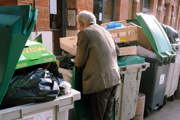 Un homme fouille des poubelles à Toulouse pour se nourrir