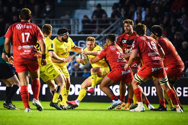 Le demi-de-mêlée Néo-Zélandais du Stade Rochelais Ihaia West plaqué par les Toulonnais ce samedi au Stade Mayol à Toulon.