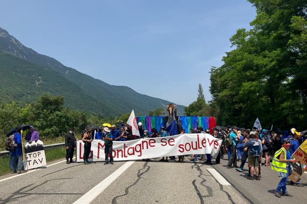 Plus de 3000 opposants au projet de ligne ferroviaire Lyon-Turin ont manifesté ce samedi 17 juin sur la route départementale 1006, en Savoie.