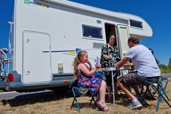 La famille Poret déjeune devant son camping-car, en pause à Sorigny.