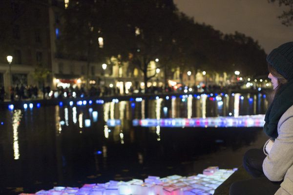 Des lanternes sur le canal Saint-Martin pour rendre hommage aux victimes des attentas du 13 novembre 2015.