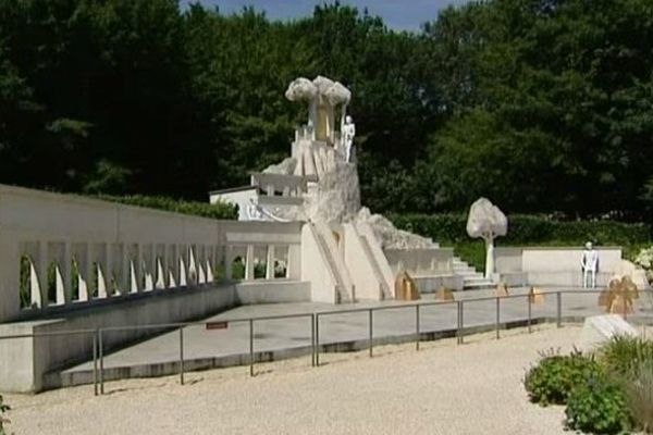 Le mémorial de Beaune érigé en 1985 sur l'aire de repos du Curney, à proximité immédiate du lieu de l'accident (commune de Merceuil)