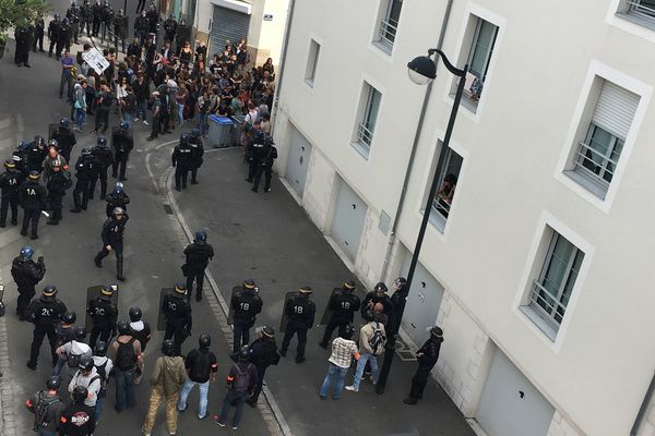 Les manifestants du Stop Climate Chance bloqués rue Perrault