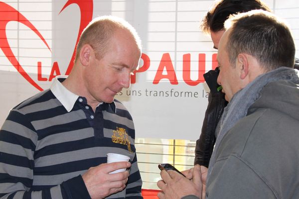 Samedi matin, dernier moment de détente pour Sylvain Guillaume,avec les autres bénévoles de l'association La Sapaudia. Place à la course dans quelques heures.