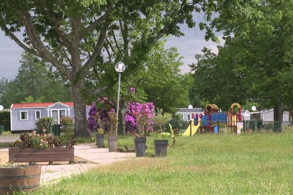 A Sanguinet dans les Landes, Le camping Lou Broustaricq est vide, en attendant la suite du déconfinement et le retour des vacanciers.