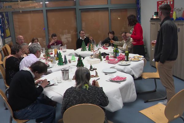 Une dizaine de résidents sur la cinquantaine habituellement dans ce foyer ont participé à ce réveillon de Noël, un peu particulier.