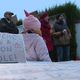 Des parents d'élèves se sont rassemblés ce lundi 4 novembre devant l'école primaire de Roberval pour protester contre sa possible fermeture.