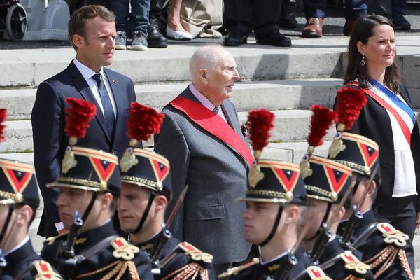  Emmanuel Macron se tient à côté de Daniel Cordier le 18 juin 2018, lors d'une cerémonie commémorant l'Appel du 18 juin, au mémorial du Mont Valérien à Suresnes, près de Paris.

