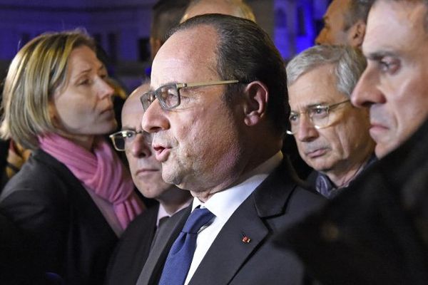 François Hollande, en compagnie de Manuel Valls et Bernard Cazeneuve, hier soir à Paris près de la salle du Bataclan dans le 11ème arrondissement.