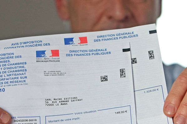 Un chef d'entreprise présente sa cotisation qui passe de 148 euros en 2010 à 1328 euros en 2012 ( Le Mans, "Maine Editions")