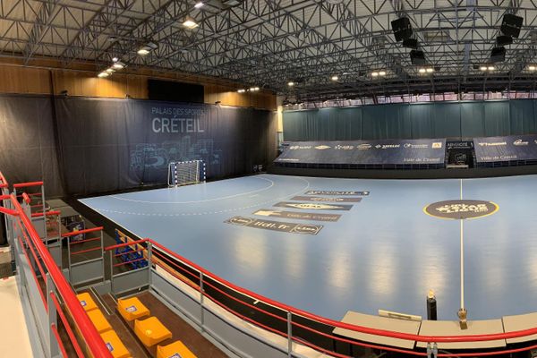 Le terrain de handball du palais des sports Robert Oubron, à Créteil, où va se dérouler le match entre l'USCHB et le PSG. Photo Elie SAIKALI