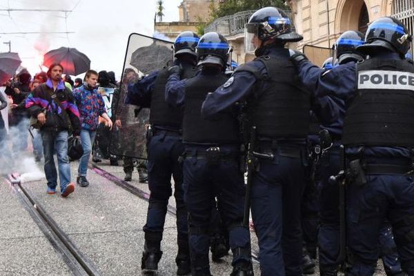 Des policiers face à des manifestants à Montpellier - 14 avril 2018