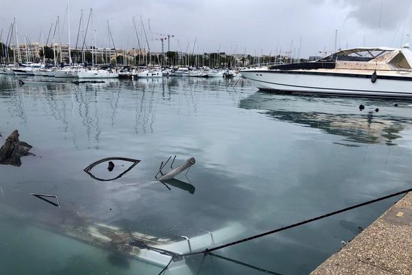 Au port de Saint Laurent du Var, l'épave d'un des bateau qui a brulé dans la soirée du mercredi 1er Mai