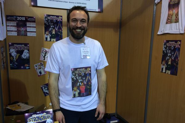 Nicolas Gilardeau sur son stand dans la bulle Para BD