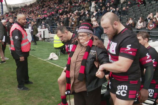 Des personnes sorties de leur isolement par les Petits Frères des Pauvres font leur entrée au stade de Gerland avec les joueurs du LOU Rugby - Lyon, 26 décembre 2019