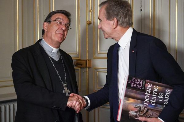 Bernard Arnault et l'archevêque de Paris Mgr Michel Aupetit, le 24 septembre à Paris.