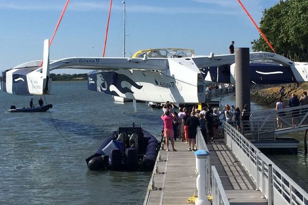 Mise à l'eau d'un nouveau géant des mers, le maxi-trimaran Gitana 17 sous le regard de centaines de spectateurs