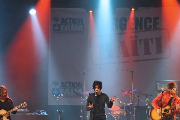 Nicola Sirkis (  groupe Indochine) entouré de ses musiciens au "Bataclan" à Paris en 2010 