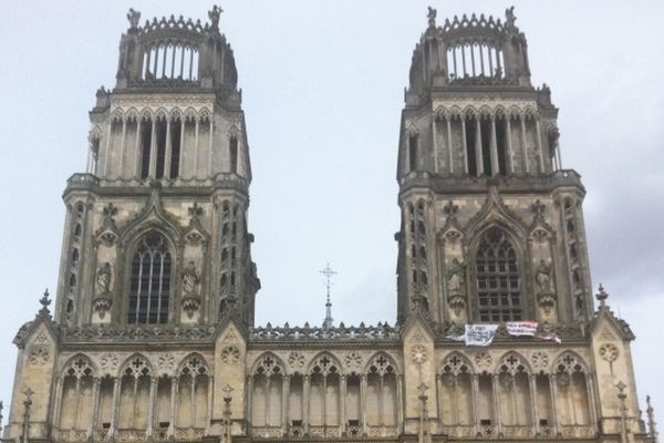 Olivier Munoz, le papa-perché qui a déjà fait parlé de lui dans la région Caennaise ces derniers mois fait parti du groupe qui s'est retranché dans la cathédrale d'Orléans.