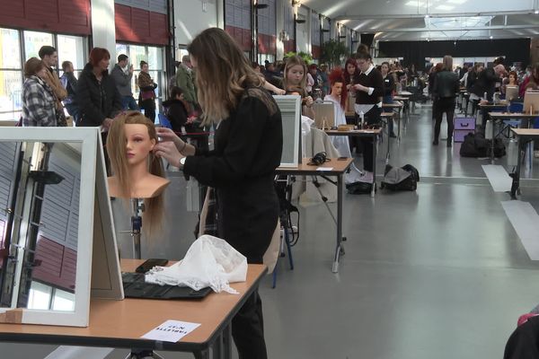 Pendant le concours, la concentration est de rigueur. Il est demandé des choses très techniques aux participants en seulement quelques dizaines de minutes.