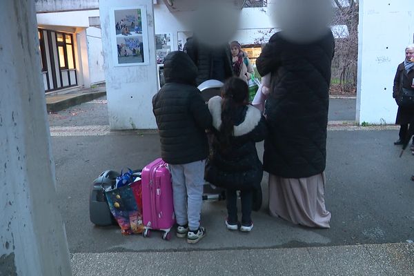 Une famille sans abri hébergée dans une école.