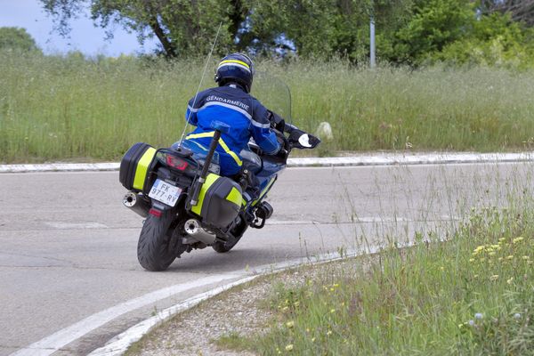 Un homme a été condamné à six ans de prison après avoir percuté un gendarme qui pointait son arme sur lui après une course poursuite.