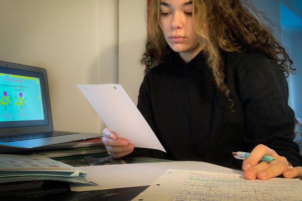 Channel Herbst est étudiante en licence de SVT à Metz. A 18 ans, elle vit mal le manque de relation sociale depuis la fermeture de la fac en novembre 2020.