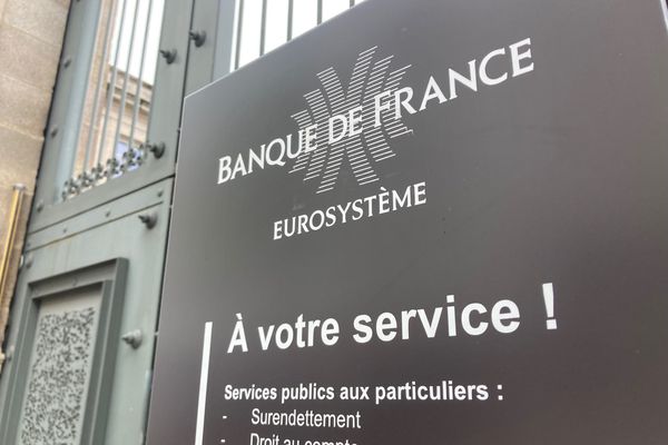 Les dossiers de surendettement sont déposés à la Banque de France, adressés par courrier ou complétés en ligne