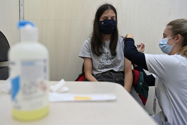 Dans les centres de vaccination, les soignants doivent parfois faire face à l'hostilité d'une petite minorité de militants antivaccin. Photo d'illustration