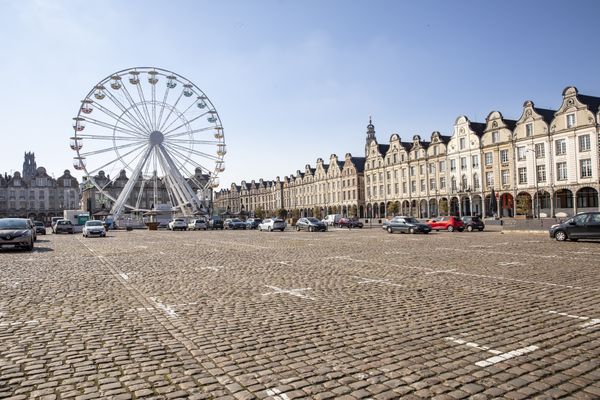 Arras sous un grand ciel bleu