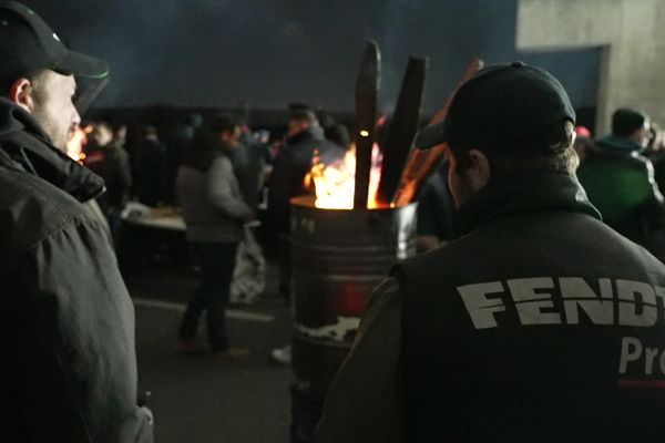 Depuis plusieurs jours, les agriculteurs en colère bloquent jour et nuit l'autoroute A71 à Clermont-Ferrand.